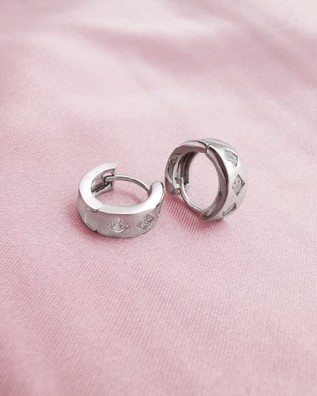 Square pattern silver huggie hoops